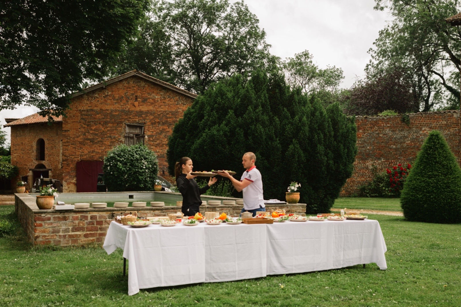 Table de réception dressée dans le parc du domaine