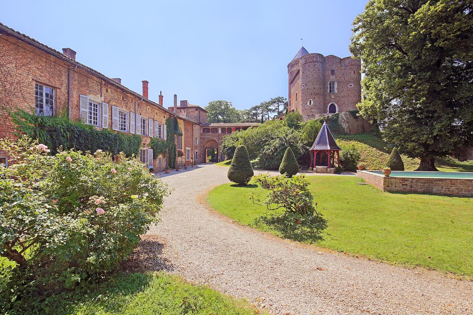 Allée d'honneur bordée de jardins menant au château