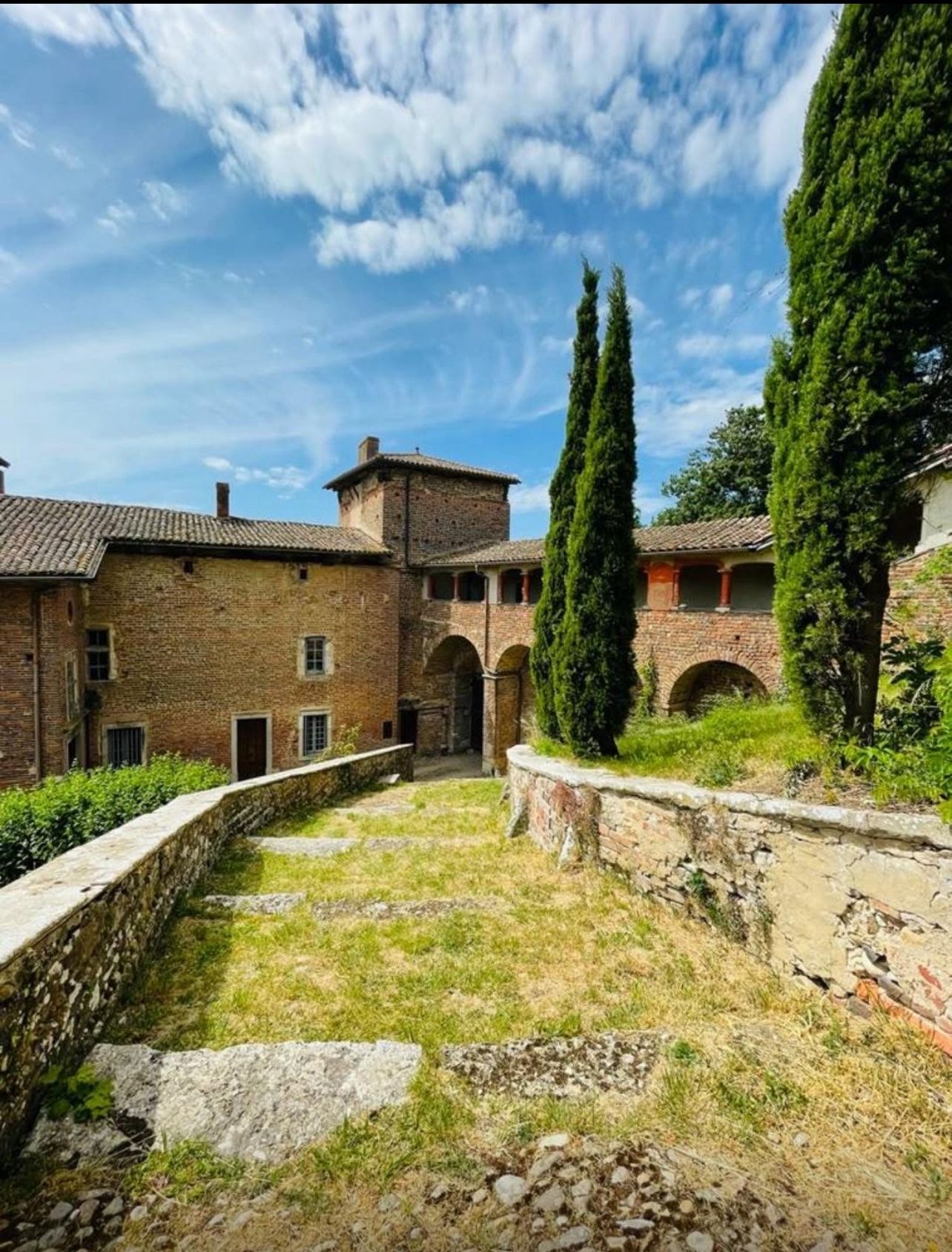 Cour d'honneur du château et ses arcades de brique